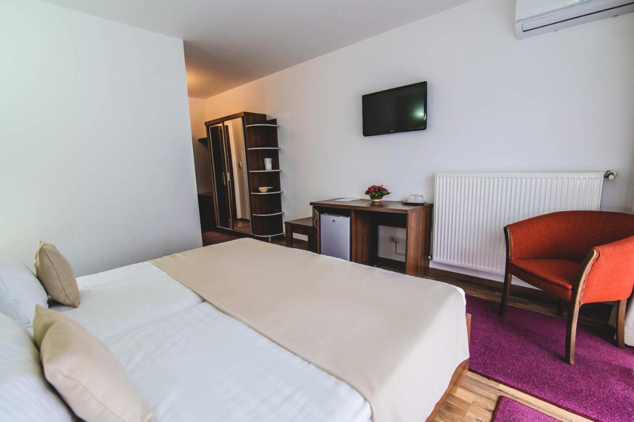 Hotel Class Brezoi Exteriér fotografie