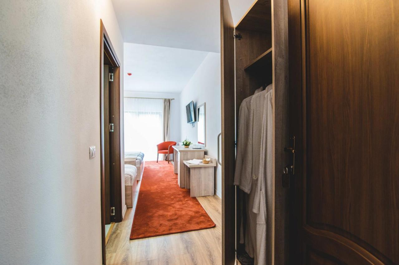 Hotel Class Brezoi Exteriér fotografie