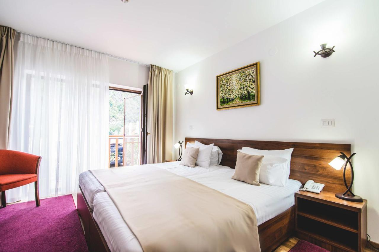 Hotel Class Brezoi Exteriér fotografie