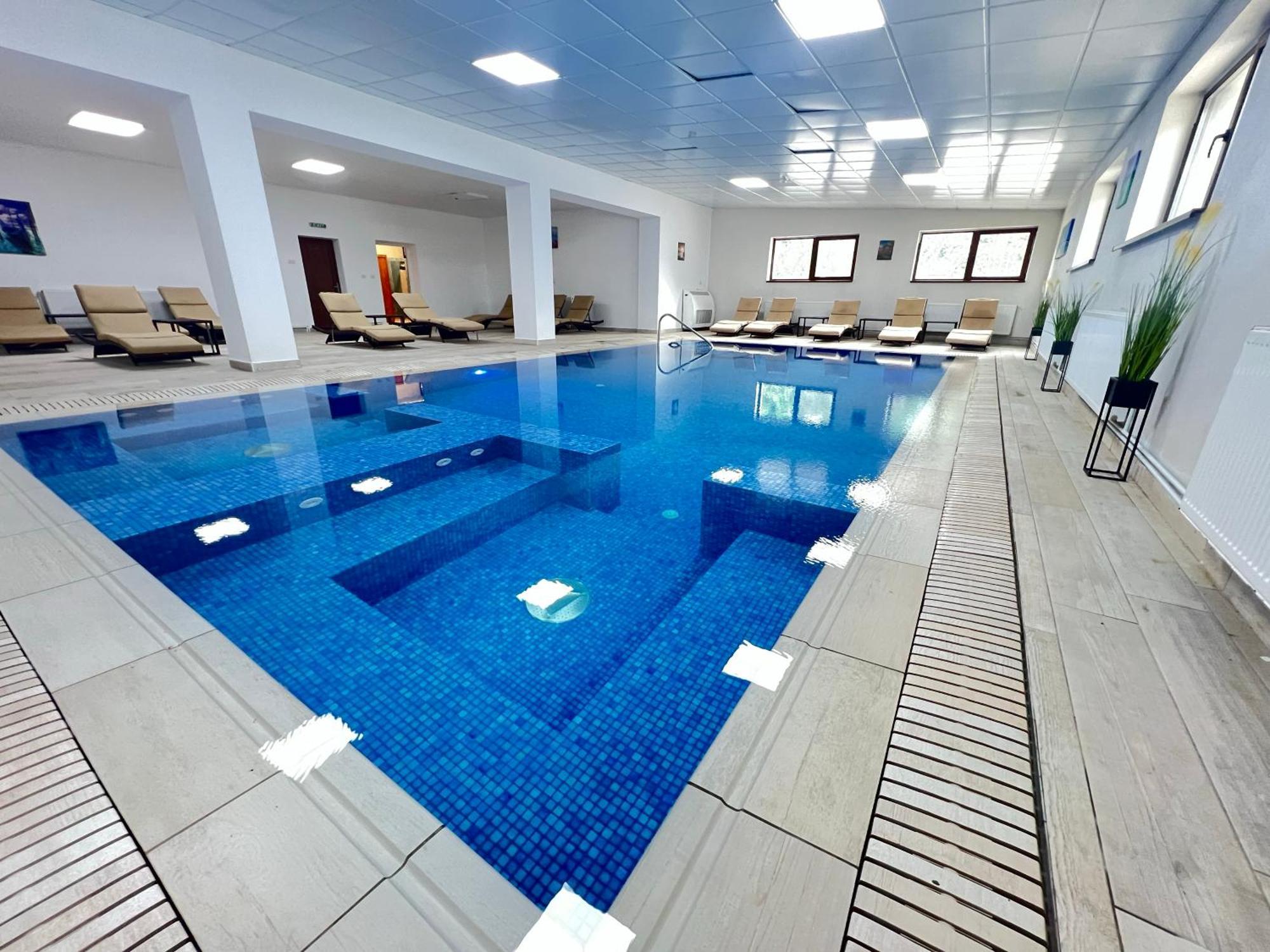 Hotel Class Brezoi Exteriér fotografie