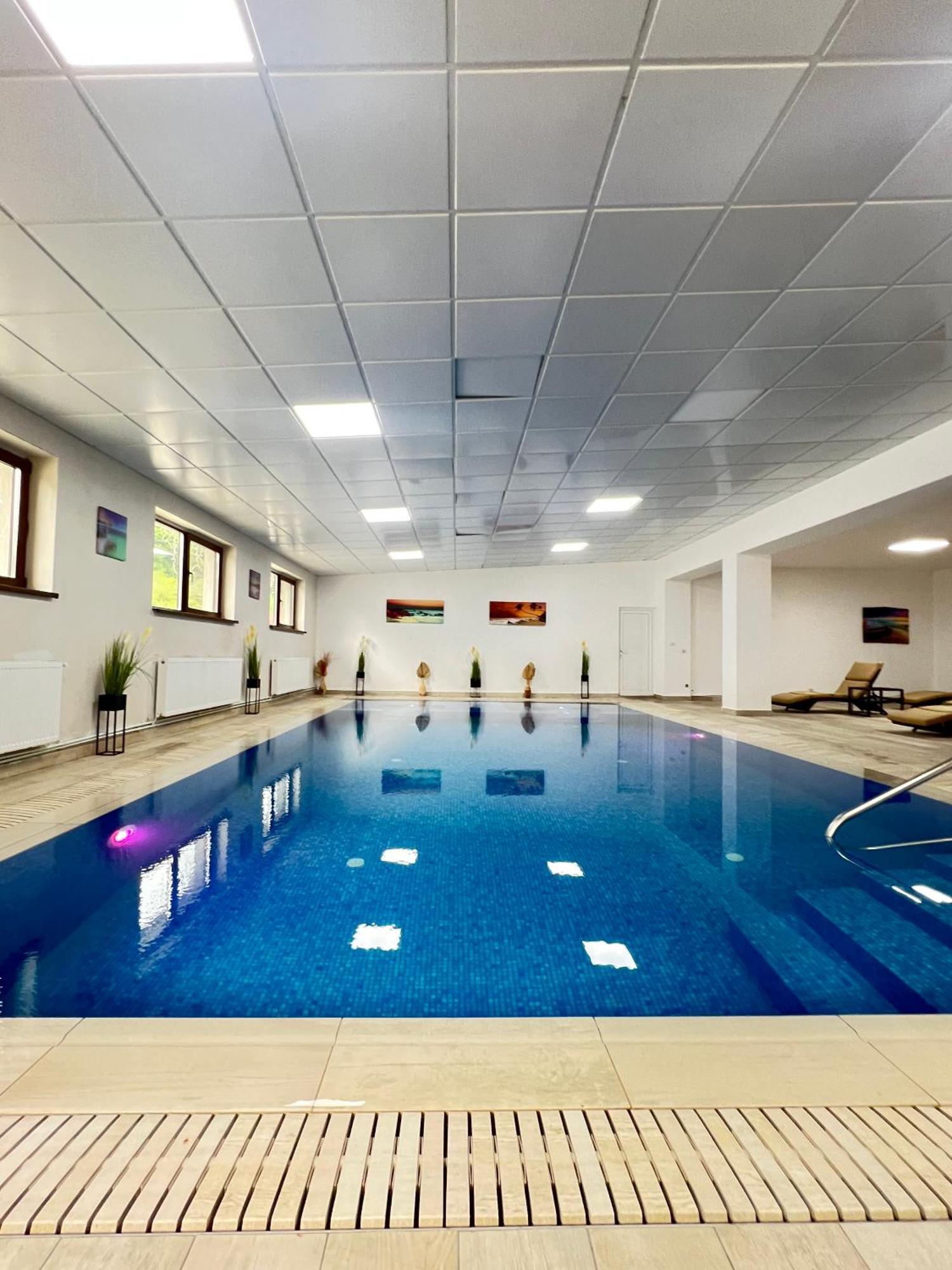 Hotel Class Brezoi Exteriér fotografie